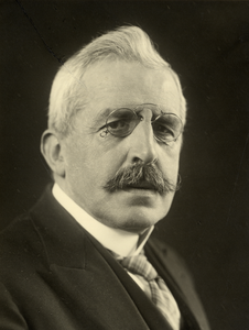 105879 Portret van Adrianus Noordtzij, geboren 1871, hoogleraar in de theologie aan de Utrechtse hogeschool ...